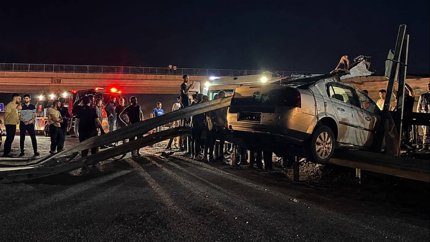 Çelik bariyerlere çarptı. 17 yaşındaki ehliyetsiz sürücüsü öldü